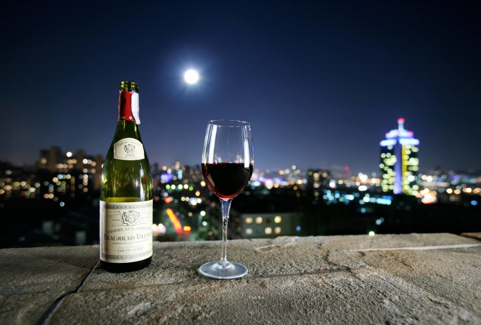 Вина г. Вино с видом на город. Шампанское на крыше. Вино на крыше. Ночь вино.