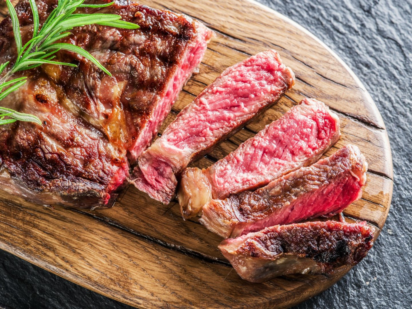Medium Ribeye steak with spices on the wooden tray. О еде и ресторанах — Tomato.ua