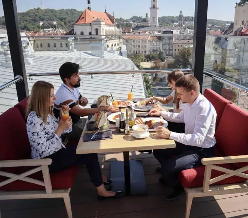 Літні майданчики ресторанів у Львові