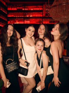 Куди піти з подругами