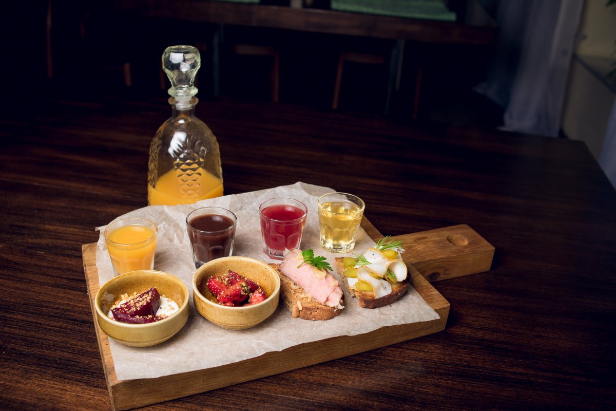 Модные десерты в ресторанах. Круассан ресторанная подача. Десерт комплимент в ресторанах. Необычные закуски для фуршета. Комплимент в ресторане.