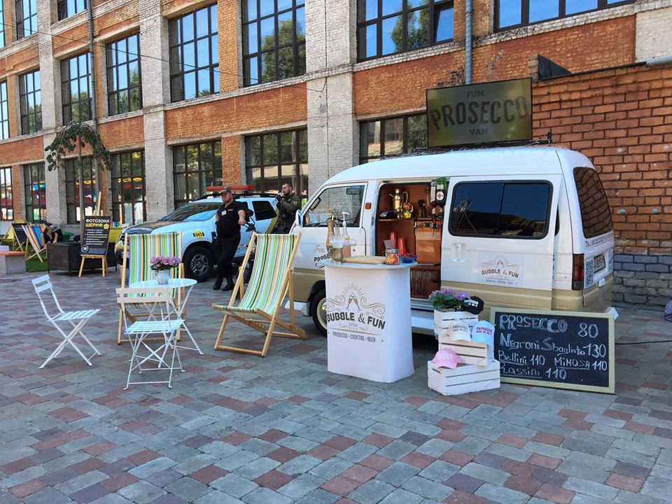 Bubble & Fun Prosecco Van